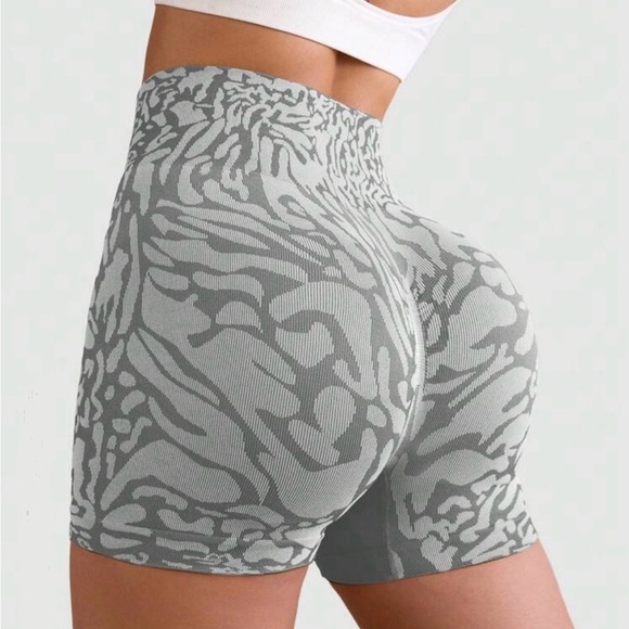 Seamless Sports Shorts - Picture 3 of 5
